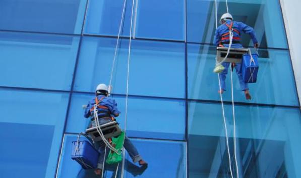 lau kinh nha cao tang quan 1 Dịch vụ lau kính nhà cao tầng quận 1
